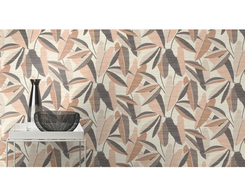 Dekorativ tapet med bladmönster i interiör