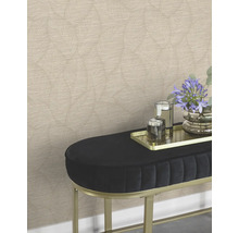 En vägg med mönstrad tapet bakom en bänk med blommor och glas