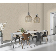 Matsal med matbord, stolar och mönstrad tapet