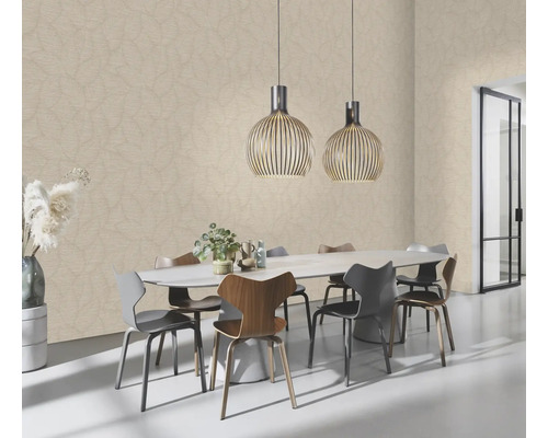 Matsal med matbord, stolar och mönstrad tapet