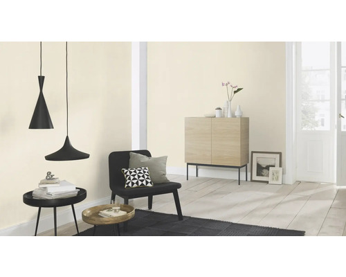 Ljust rum med två hänglampor, stol, byrå och dekorationer