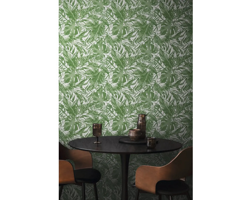 Rumsscen med grönmönstrad blad tapet, bord och stolar