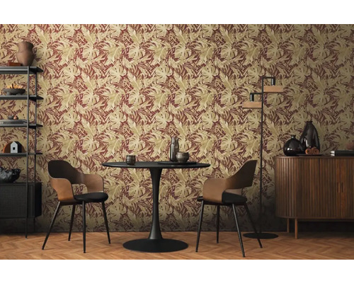 Dekorativ inredning med en mönstrad tapet, ett runt bord och stolar.