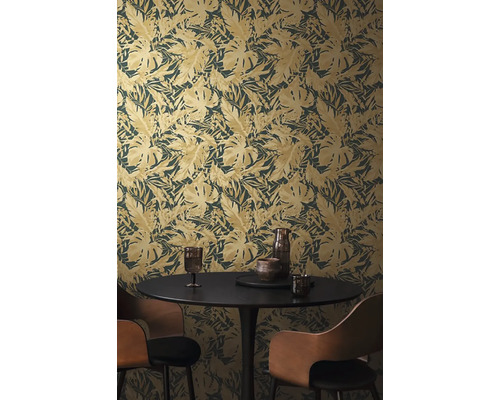 Tapet med bladmönster i matsal med bord och stolar