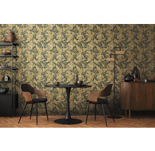 Vardagsrum med botanisk tapet, bord och stolar