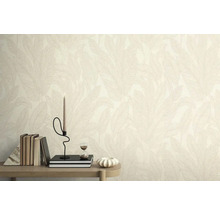 Närbild av en vägg med en tapet med bladmönster