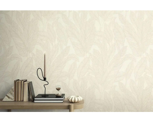 Närbild av en vägg med en tapet med bladmönster