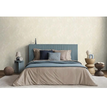 Sovrum med säng, sängbord och dekorationer för en ljus och vänlig atmosfär.