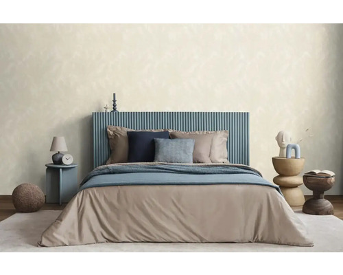 Sovrum med säng, sängbord och dekorationer för en ljus och vänlig atmosfär.