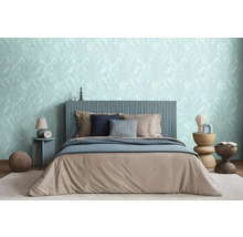 Sovrum med säng, nattduksbord och blommig tapet