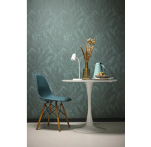 Inredningsidé med tapet med bladmönster, bord och stol