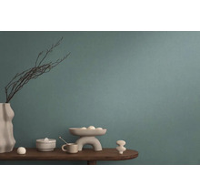 Dekorativa föremål på ett träbord framför en vägg