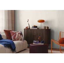 Vardagsrum med soffa, skåp och dekorativa element för en mysig atmosfär.