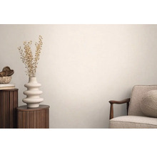 Scen med en fåtölj, ett sidobord med en blomvas och dekorativa tillbehör för vardagsrummet