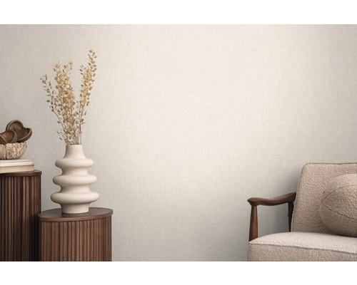 Dekorativt vardagsrum med vas, bord och fåtölj för en mysig atmosfär.