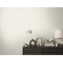 Miljö med mönstrad tapet, byrå och dekorativa föremål