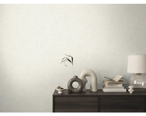 Miljö med mönstrad tapet, byrå och dekorativa föremål