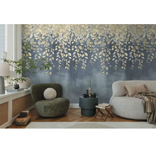 Vardagsrum med väggtapet med fallande löv, fåtölj och soffa