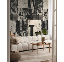 Vardagsrum med soffa, soffbord och tidningstapet