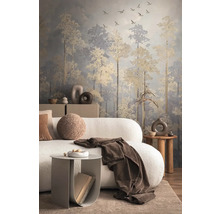 Vardagsrum med soffa, sidobord och tapet med skogsmotiv