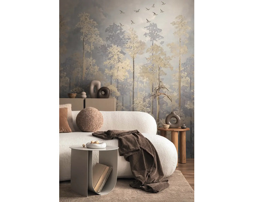 Vardagsrum med soffa, sidobord och tapet med skogsmotiv