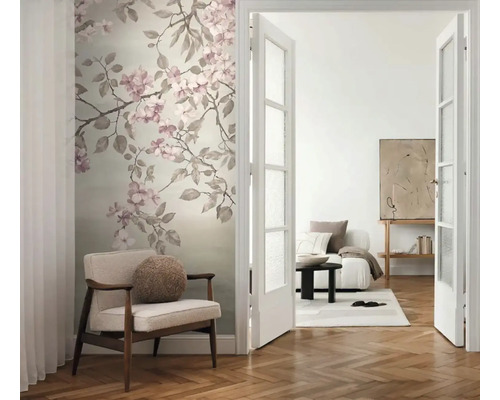 Vardagsrum med blommig fototapet, fåtölj och dubbeldörr