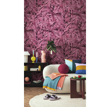 Vardagsrum med soffa och väggtapet med växtmönster