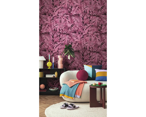 Vardagsrum med soffa och väggtapet med växtmönster