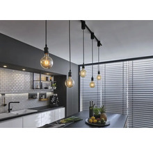 Modernt kök med matbord och taklampa med flera hängande lampor