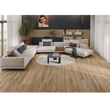 Vardagsrum med modulsoffa, soffbord och trägolv