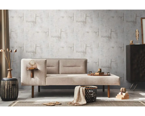 Vardagsrum med beige soffa, dekorativ vägg och heminredningsdetaljer