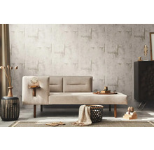 Vardagsrum med soffa, sidobord och dekorativa element