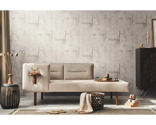 Vardagsrum med soffa, sidobord och dekorativa element