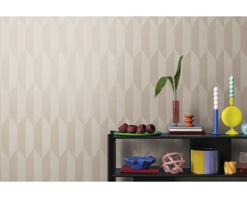 Vardagsrum med mönstrad tapet och dekorativa föremål på en hylla