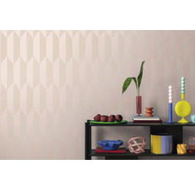 Rumsvy med mönstrad tapet och en dekorerad hylla