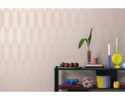 Rumsvy med mönstrad tapet och en dekorerad hylla