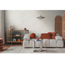 Vardagsrum med soffa, hylla, matta och dekorativ rumsavdelare