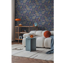 Vardagsrum med mönstrad tapet, soffa och sidobord