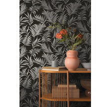 Dekorativ tapet med växtmönster på en hylla med dekorationer