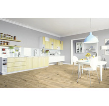 Ljust kök med matbord och stolar