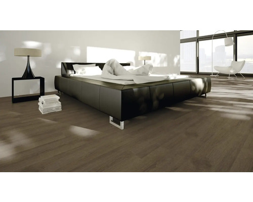 Sovrum med dubbelsäng, sängbord och trägolv