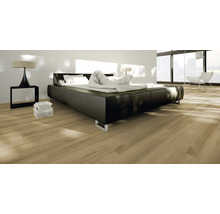 Sovrum med säng, sängbord och golvbeläggning