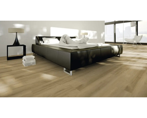 Sovrum med säng, sängbord och golvbeläggning