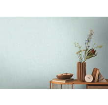 Dekorativt boende med bord, vas, blommor, skål och böcker mot en vägg