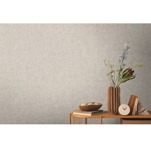 Väggdekoration med stilfull tapet, vas och bordsdekoration