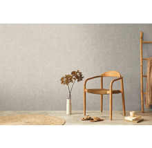 Ljus interiör med trästol, dekoration och textilier