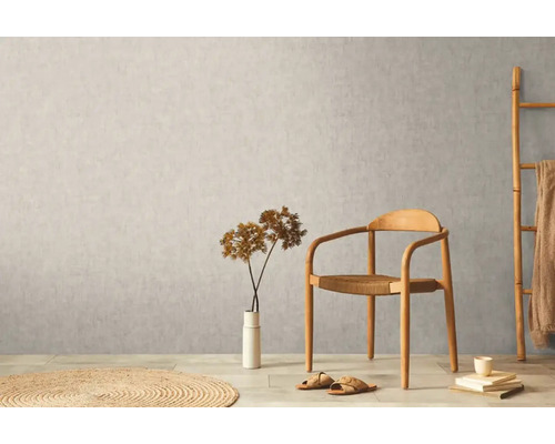 Ljus interiör med trästol, dekoration och textilier