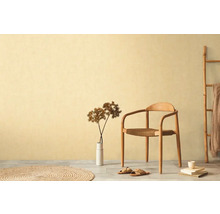 Ljust rum med trästol, rund matta och stege för en mysig atmosfär