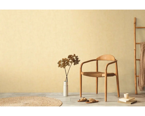 Ljust rum med trästol, rund matta och stege för en mysig atmosfär