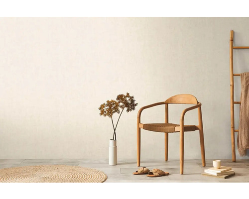 Ljust rum med trästol, dekoration och textilier för en vänlig atmosfär.